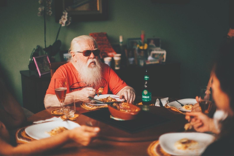 Zeca Baleiro e Hermeto Pascoal participam de livro exclusivo sobre estilo de vida artesanal realizado pela Eisenbahn