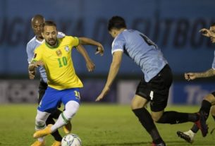 Seleção enfrenta Uruguai buscando virtual classificação para Copa