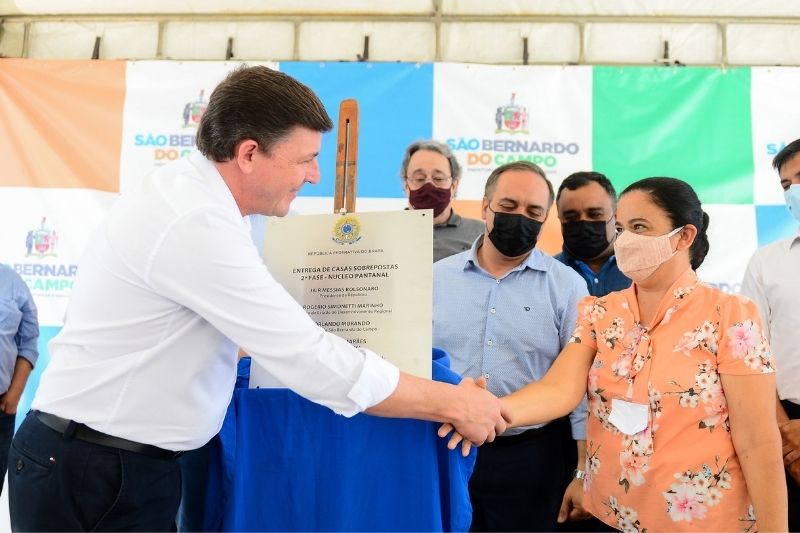 Prefeito Orlando Morando realiza entrega de 18 moradias no bairro Divinéia/Pantanal