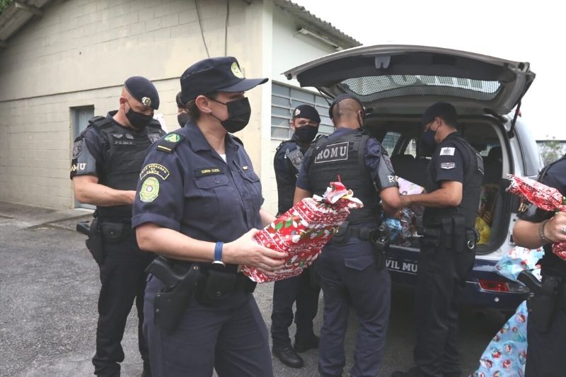 Guardas municipais de São Bernardo doam brinquedos para crianças atendidas por entidades assistenciais