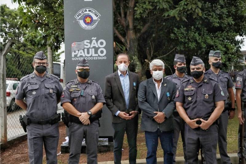 Em visita ao ABC Paulista, Skaf homenageia nadadora Etiene Medeiros