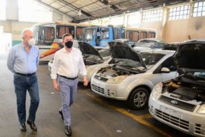 Administração municipal desde que os carros oficiais foram substituídos pelo uso de aplicativo de transporte individual. A expectativa é arrecadar no mínimo R$ 1,3 milhão com a comercialização desses lotes.   Nesta segunda-feira (06/12), o prefeito Orlando Morando esteve na garagem municipal para vistoriar os veículos que serão leiloados. Na oportunidade, acompanhando do secretário adjunto de Serviços Urbanos, Mansueto Henrique Lunardi, o chefe do Executivo destacou a economia proporcionada com a substituição dos carros oficiais.   “Com esse leilão damos mais um passo importante na modernização da Prefeitura. Desde 2017 acabamos com a mordomia dos carros oficiais. Trocamos os veículos antigos por um sistema mais econômico de locação e uso do aplicativo. Isso tem nos permitido economizar R$ 9 milhões ao ano”, ponderou o chefe do Executivo.   COMO PARTICIPAR - O leilão público ocorrerá de maneira virtual no dia 14 de dezembro através do site www.vipleiloes.com.br, podendo participar pessoas físicas e jurídicas. No site já é possível dar lance para os lotes disponíveis.   Os interessados em arrematar os lotes podem conferir pessoalmente, nesta semana, os veículos ofertados. A visitação presencial ocorrerá entre os dias 6 e 10 de dezembro, das 9h às 17h, na Garagem Municipal de São Bernardo, localizada na Avenida Caminho do Mar, 2.795, no Rudge Ramos. Para melhor organização, é imprescindível o agendamento prévio pelo telefone 2630-7251/7266/7275 (Departamento de Veículos e Equipamentos).   LOTES DISPONÍVEIS - Dentre os veículos que estarão disponíveis para leilão estão modelos como Gol, Kombi, Fiesta, dentre outros. Neste leilão, a Prefeitura de São Bernardo disponibilizará ainda motos Yamaha (Factor YBR 125), com lance inicial de R$ 1 mil.   ARRECADAÇÃO – Desde 2017, a Prefeitura de São Bernardo já arrecadou quase R$ 6 milhões com a venda da frota municipal em desuso, verba esta que foi utilizada para investimentos em áreas essenciais do município
