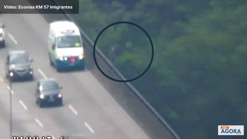 Dupla se arrisca ao pular de paraquedas de viaduto da Rodovia dos Imigrantes