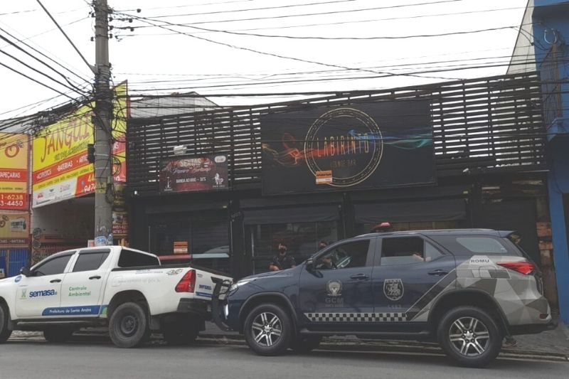 Prefeitura e Semasa interditam casa noturna na rua Carijós