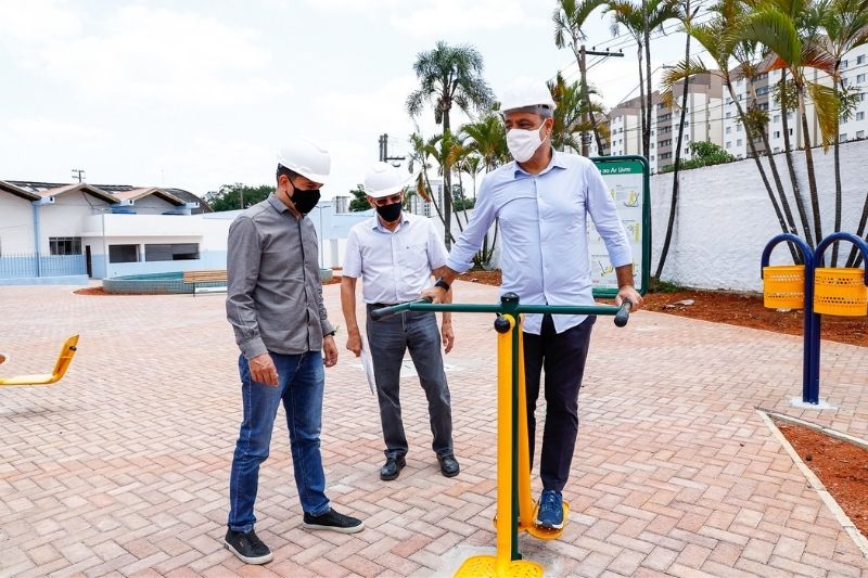 Auricchio vistoria obras do novo CISE da Terceira Idade de São Caetano, no Bairro Fundação