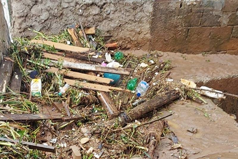 Resíduos descartados irregularmente agravam ocorrências de enchentes e alagamentos