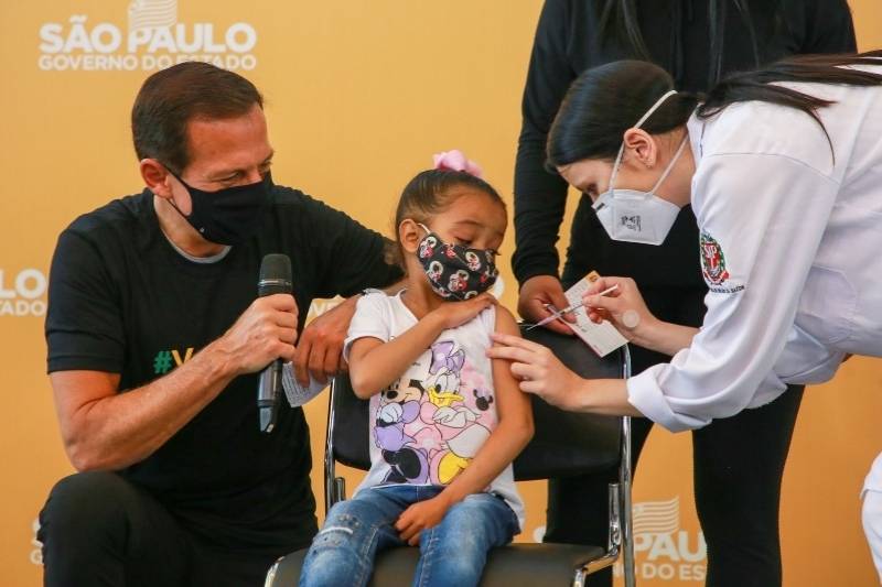 Indígena de 8 anos que faz tratamento de saúde em SP é 1ª criança vacinada do Brasil
