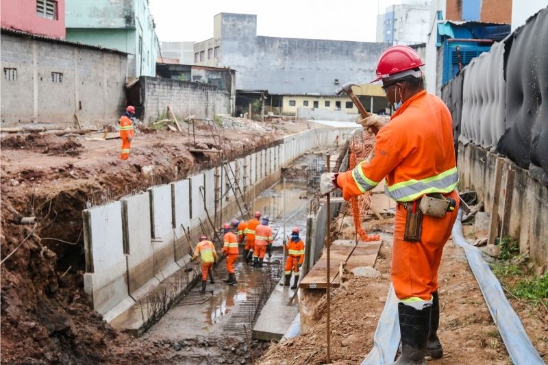 Prefeito Orlando Morando vistoria etapa final das obras de canalização do Córrego dos Lima