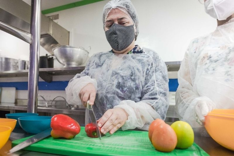 Programa Via Rápida Emprego forma novos auxiliares de cozinha em Santo André