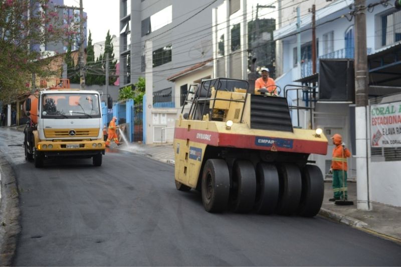 Prefeito Orlando Morando vistoria estágio final de recapeamento na Vila Euclides