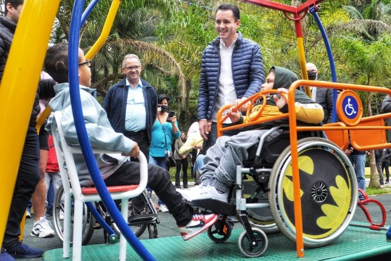 Parque do Pedroso ganha brinquedos adaptados para crianças com deficiência