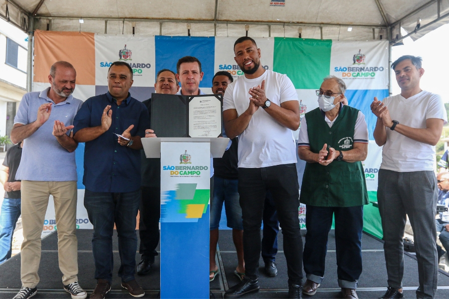 Prefeito Orlando Morando entrega 130 escrituras no Jardim das Oliveiras