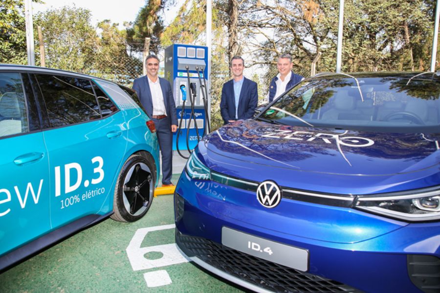 Volkswagen e Raízen inauguram eletropostos de recarga rápida