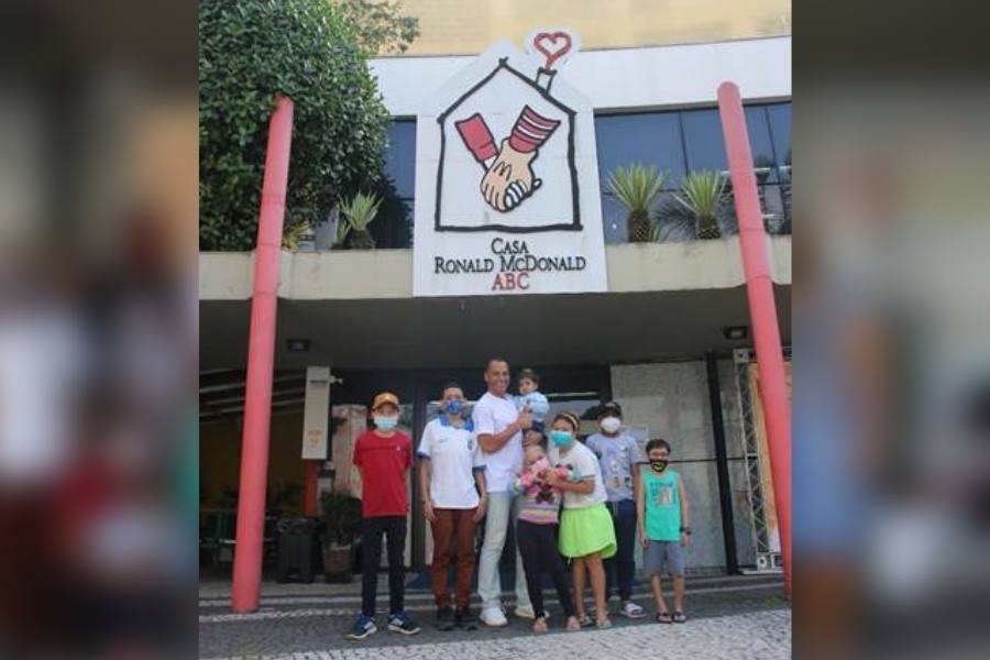 Batendo um bolão no ABC, Capitão Cafu é embaixador da Casa Ronald McDonald ABC em campanha do McDia Feliz