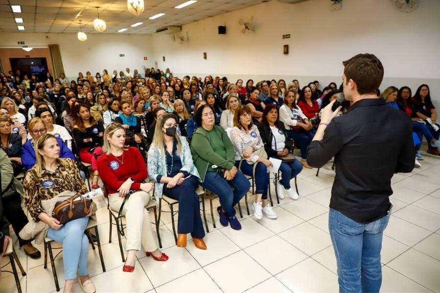Thiago Auricchio assume compromisso de avançar em projetos de proteção às mulheres
