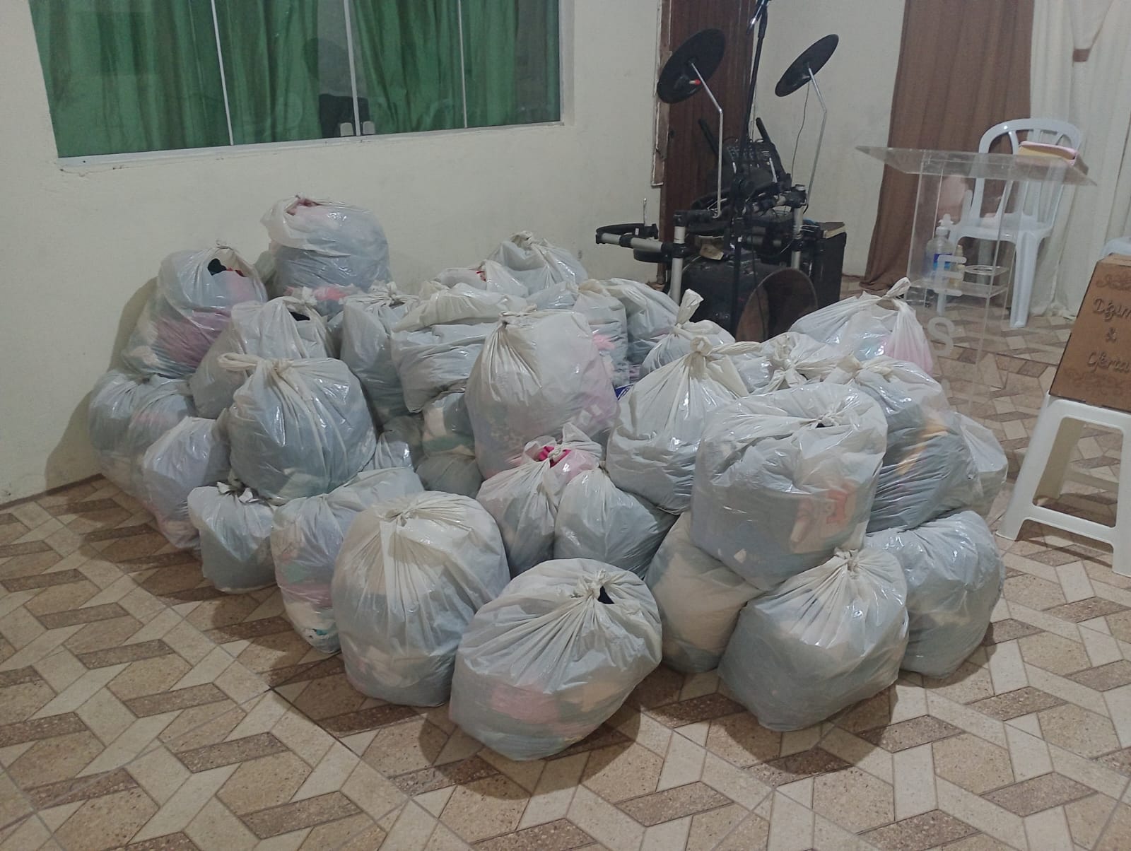 Fundo Social faz doação de 4 mil peças de roupas na Vila Suely