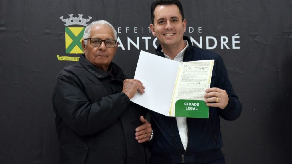 Moradores do Núcleo Bartolomeu Dias recebem escrituras de imóveis